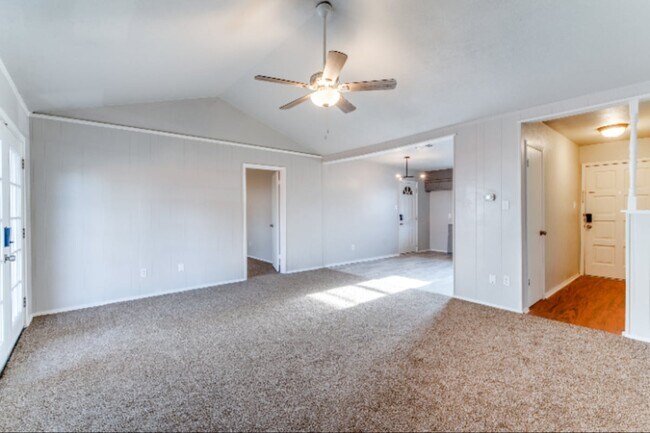 Photo - 900 Skelly St