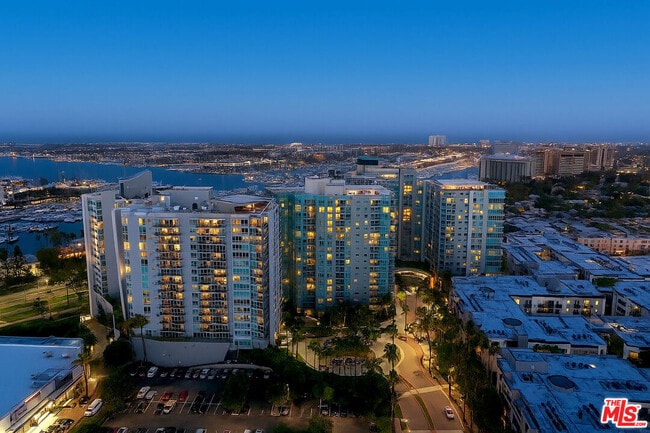 13600 Marina Pointe Dr Unidad 407