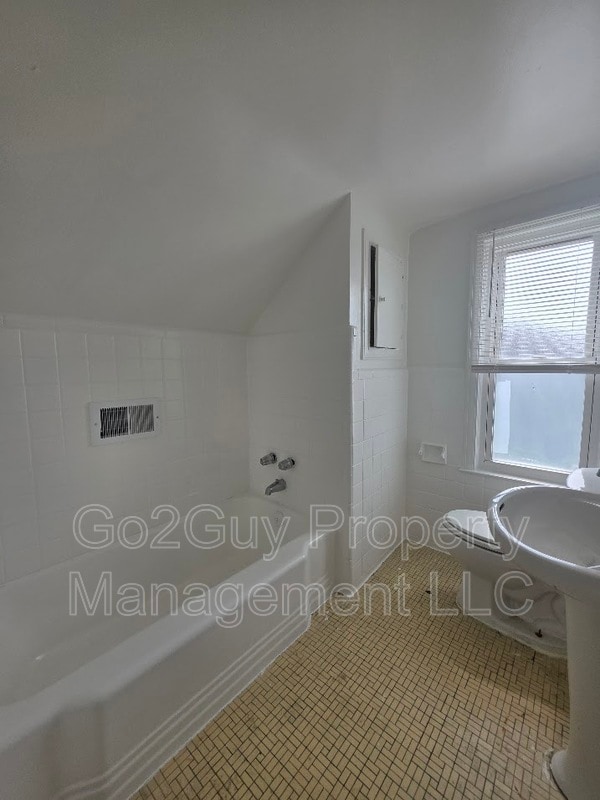 Photo - 5728 Bedford St