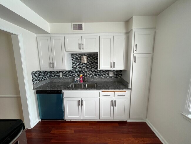 Kitchen - 3715 N Oakland Ave Unit 1