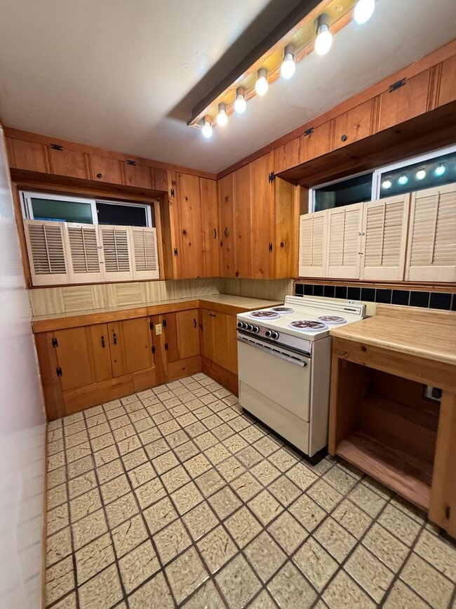 Building Photo - 729 Willow Wy Unit Studio