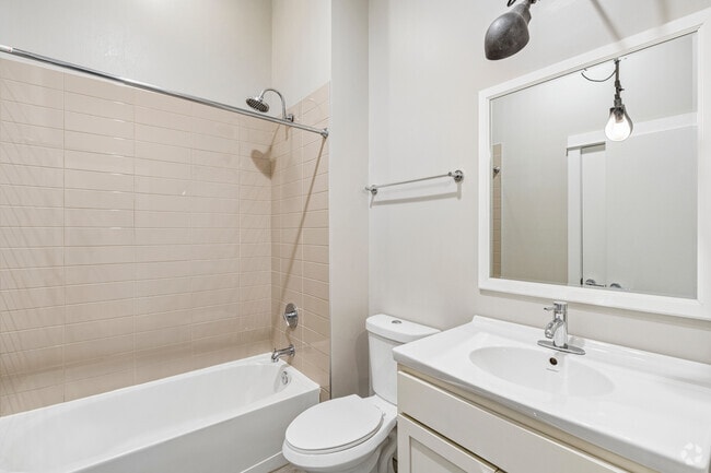 2BR, 2BA - 1,095SF - Bathroom