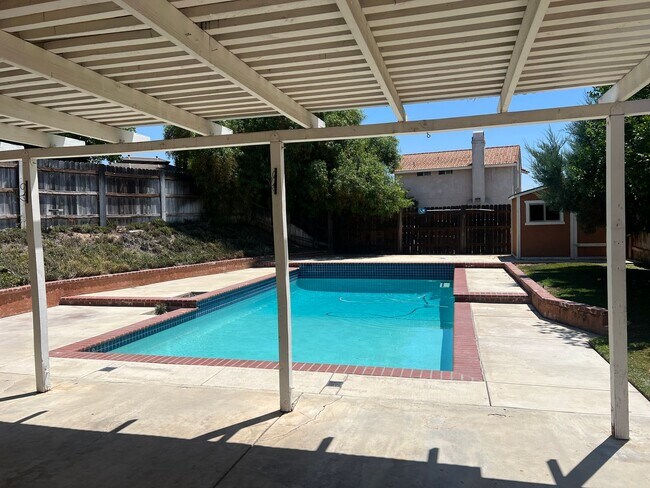 Pool Home! 3 Bedroom, 2.5 Bathrooms with L... - Pool Home! 3 Bedroom, 2.5 Bathrooms with L...