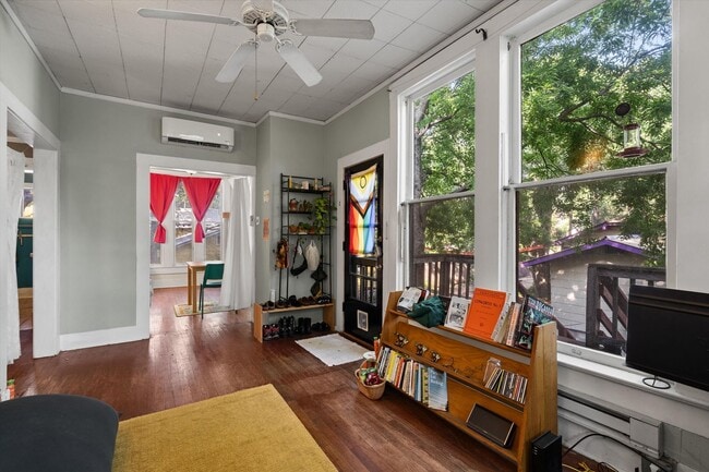 Building Photo - 3404 1/2 Grooms St Unit B