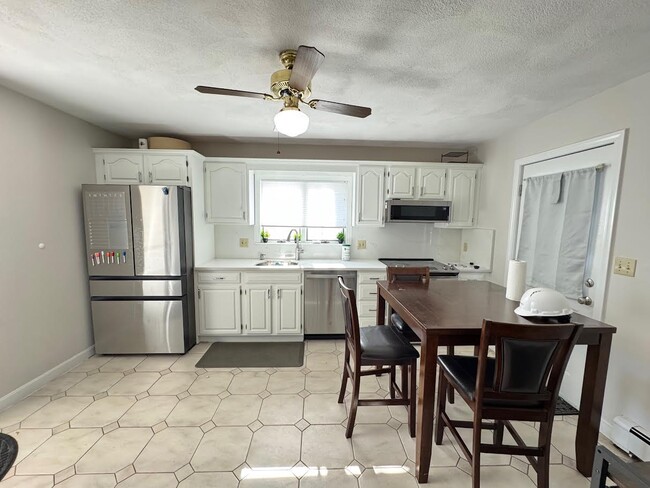 Building Photo - 12 Gardner St Unit R