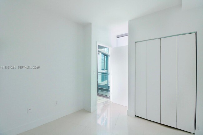 Building Photo - 92 SW 3rd St Unit 2706