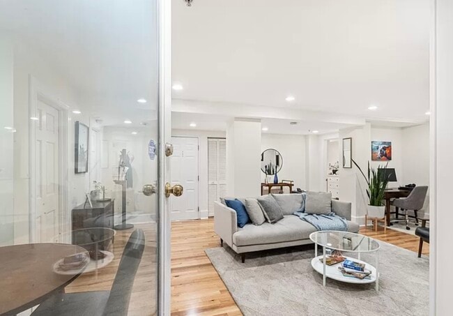 Photo - 1212 M St NW Unidad 100