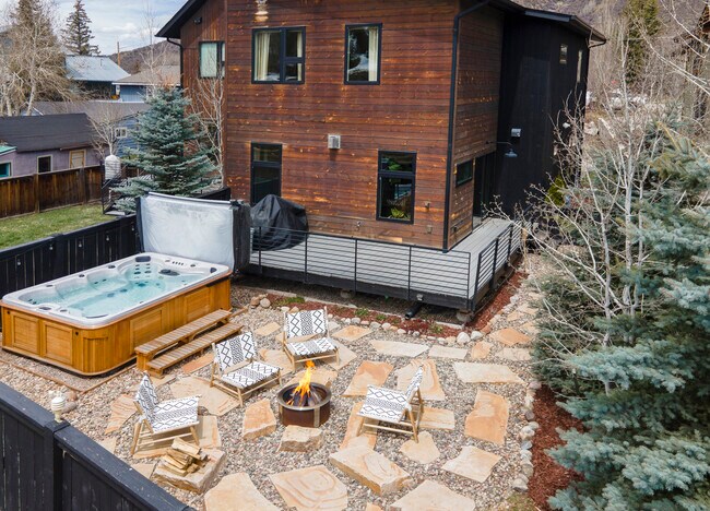 Photo - 1133 Main St