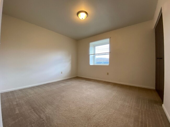 Photo - 733 Hemlock Square