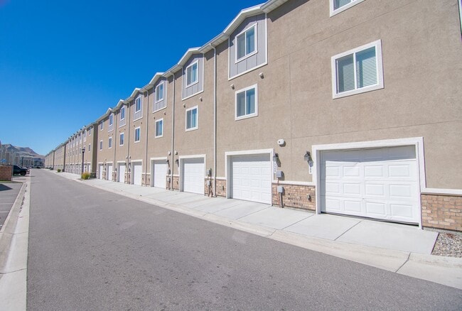 Building Photo - Up to one month free! 1-Bedroom Condos at ...