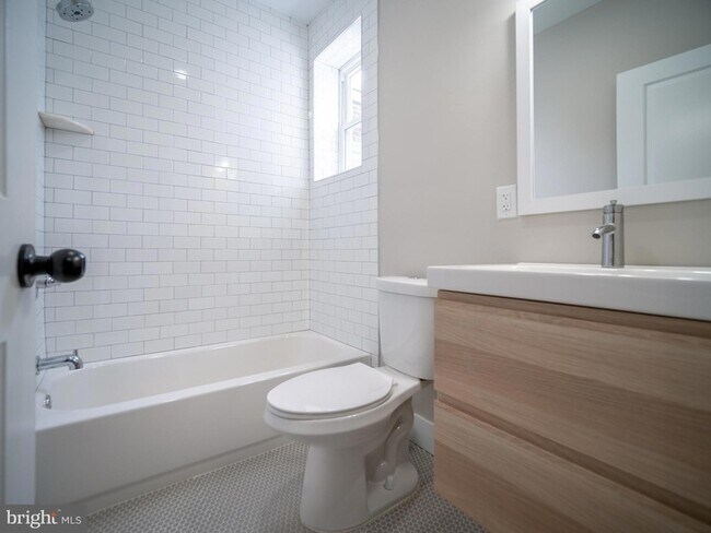 Photo - 2930 Nicholas St