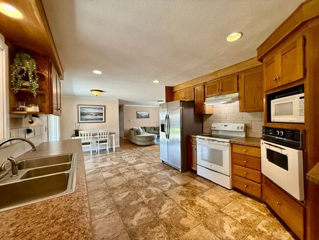 Photo - 809 S 72nd Ave
