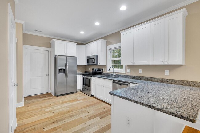 Photo - Beautiful 3 Bedroom with bonus in Sneads F...