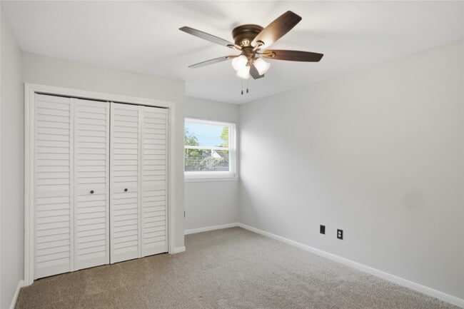 Building Photo - 3223 S Briar Knoll Dr