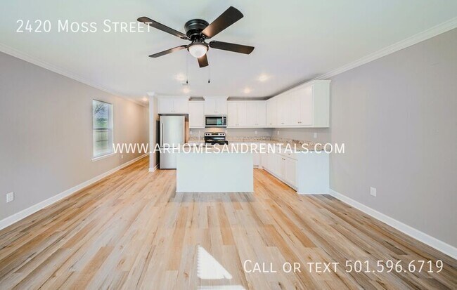 Photo - 2420 Moss St