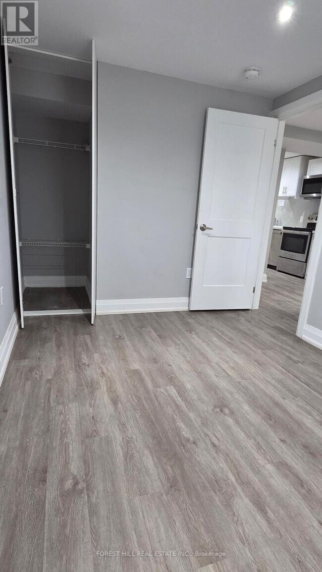 Photo - 181 North Service Rd E