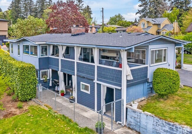 Building Photo - Rare Find: Flexible Living and Stunning Vi... Rental