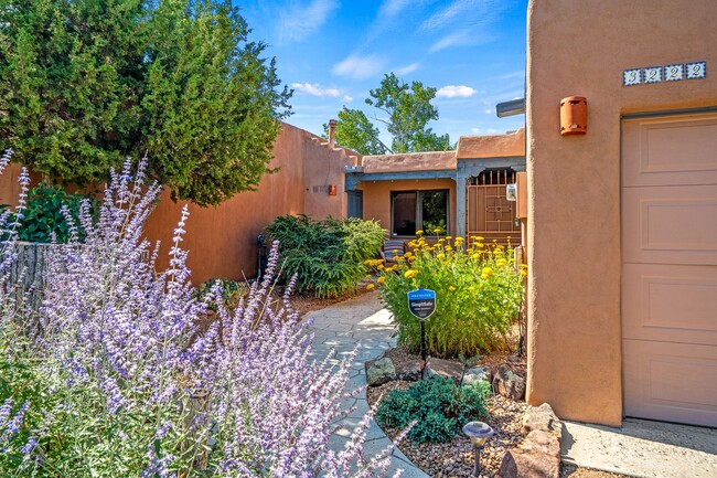 Lovely Partial Adobe Townhome with New Min... - Lovely Partial Adobe Townhome with New Min...