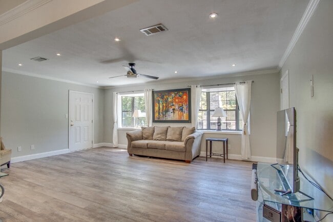 Photo - Modern and updated 3/ 2 bath ranch home in Old Hickory Subdivision of SW Pensacola Near NAS and P...