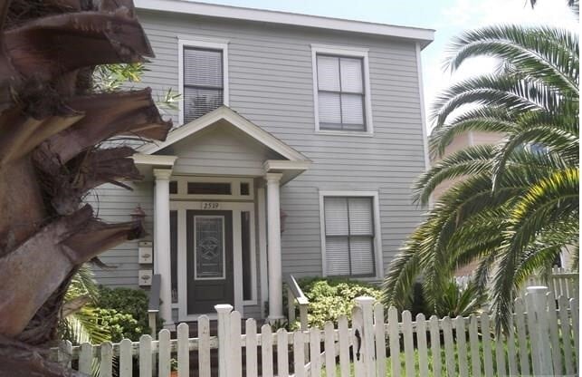 2725 1/2 Bernardo De Galvez Ave Unit 4