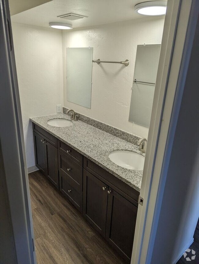 Building Photo - Two bedroom central location with AC and c... Rental