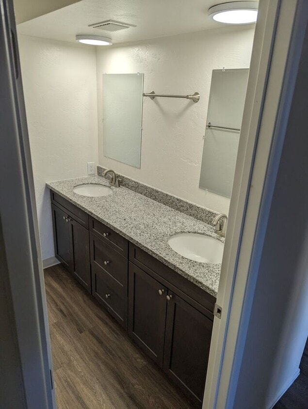 Two bedroom central location with AC and c... - Two bedroom central location with AC and c...