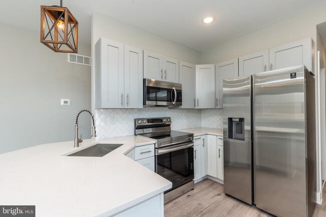 Building Photo - 2729 W Glenwood Ave Unit 1