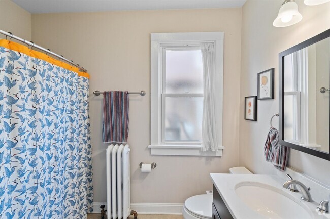 Building Photo - 3 Bedroom Bungalow in Riverwest Rental