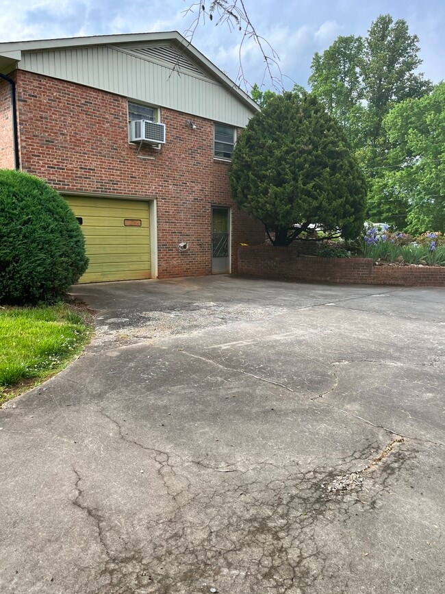 Inside garage, very convenient when snow - 1600 New Eastwood Cir