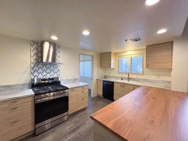 Building Photo - 1000 E California Blvd Unit 301