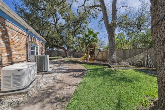 Photo - 701 W 32nd St