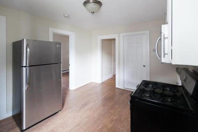 Building Photo - 367 Maverick St Unit 2