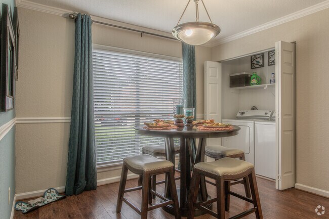 2 BR, 1 BA - 908 SF