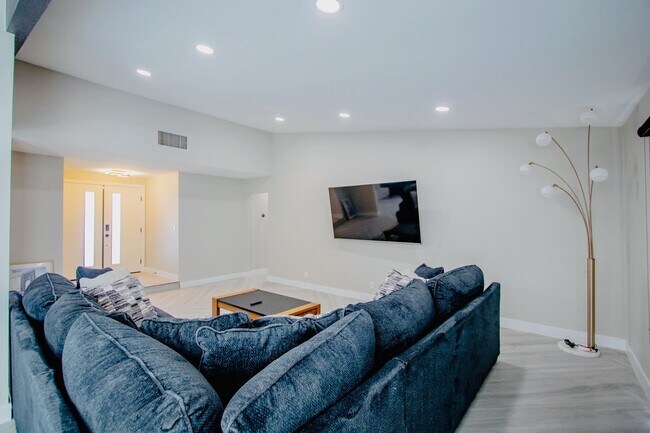 Photo - Modern 3 Bd, 2.5 Bth, Remodeled Open Floor plan Chef's Kitchen