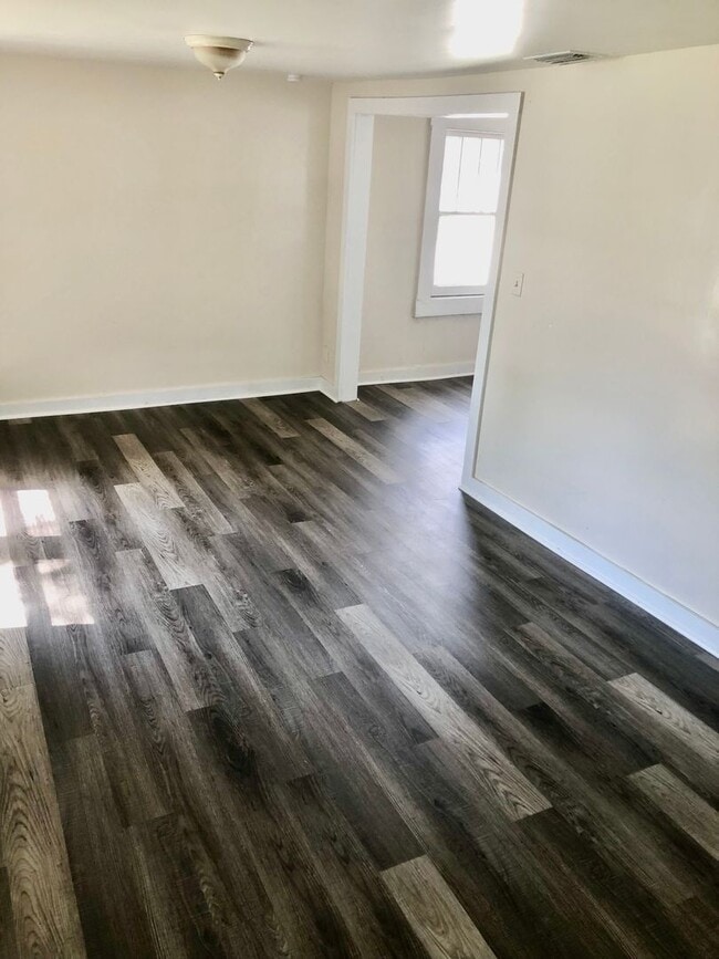 Building Photo - **Gorgeous (3BR/1BA) Lakeland "Dixieland"... Rental