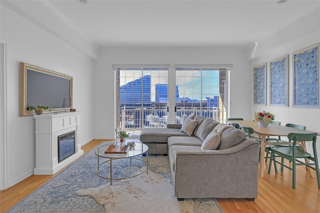 Building Photo - 3225 Turtle Creek Blvd Unit 1042