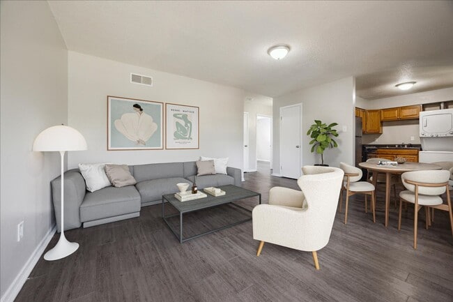Welcome to Holmes Pointe Apartments!