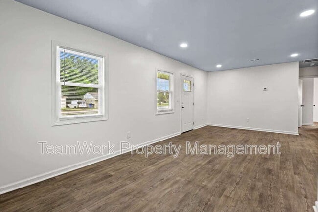 Photo - 3111 Azalea Dr