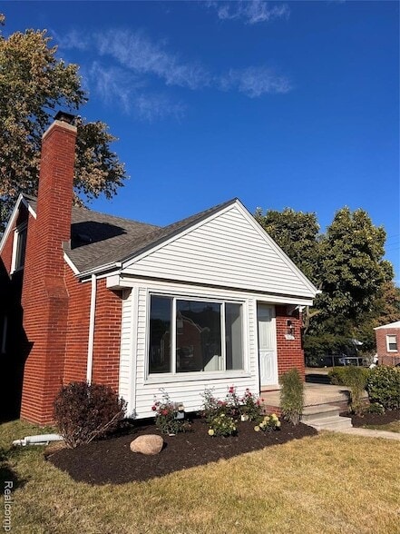 Photo - 15161 Sprenger Ave