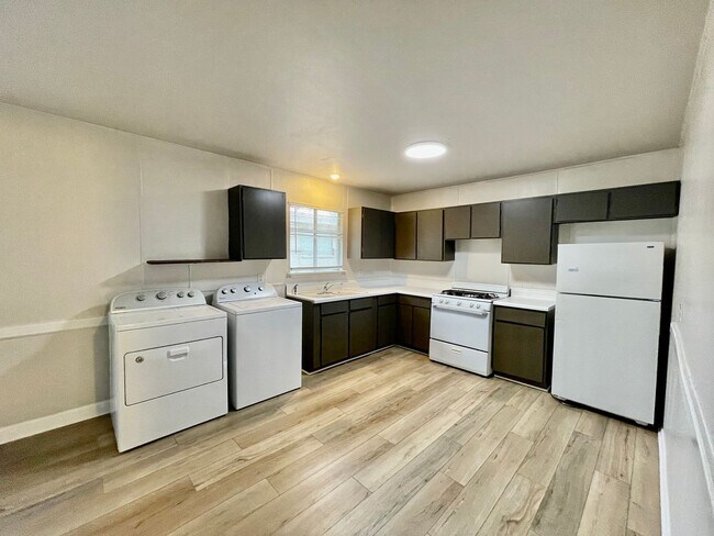 Building Photo - 2 Bedroom / 1 Bathroom Duplex Unit with Washer/Dryer connections
