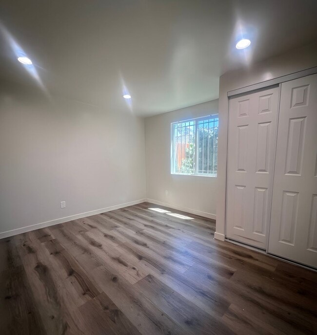 Building Photo - 3630 W 60th St Unit 3630 1/2 Rental