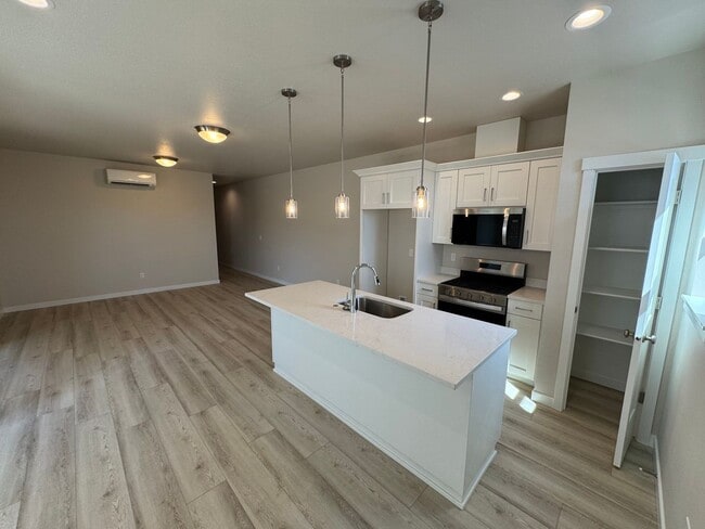 Building Photo - 1420 SE Hankel St Rental