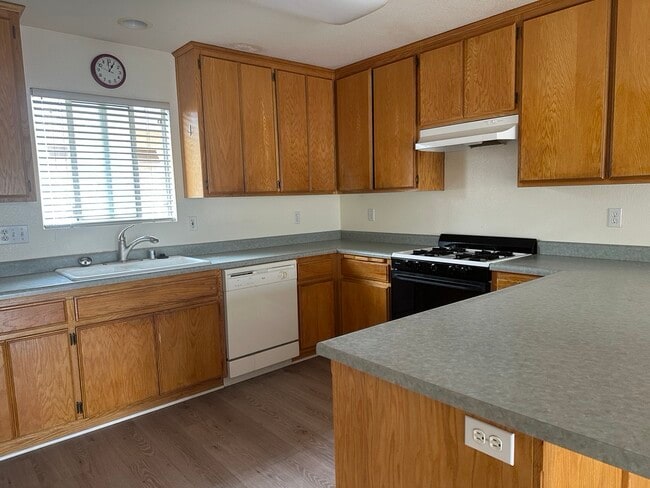 Photo - 896 Front St Unit B