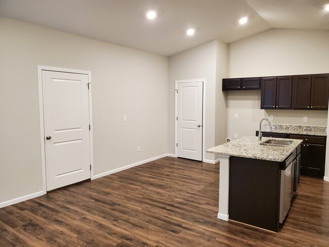 Photo - 416 S Longbranch Dr