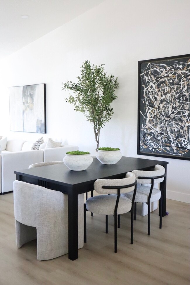 Photo - 693 Harvey St