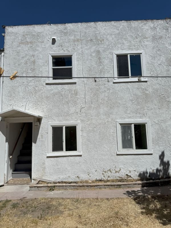 Building Photo - 220 W D St Rental