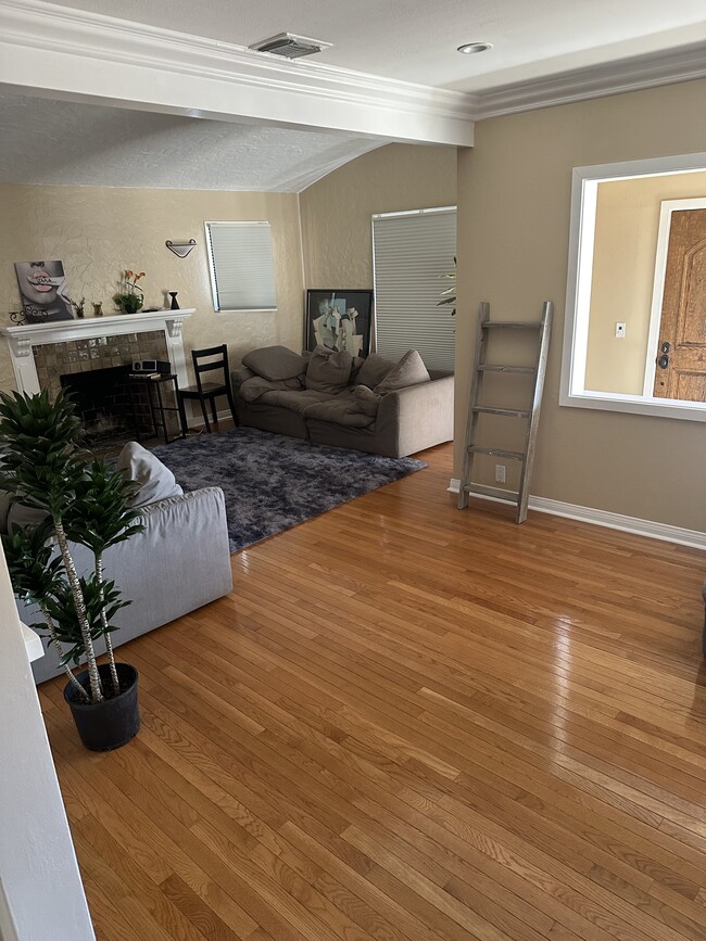 Living room - 844 N Laurel Ave