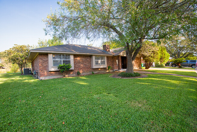 Brick Ranch with 2 car garage - Brick Ranch with 2 car garage Casa