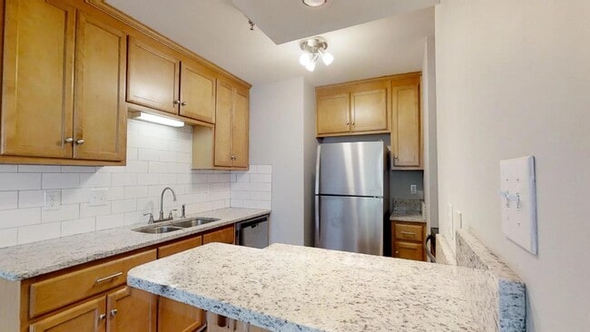 Photo - 1555 W King St