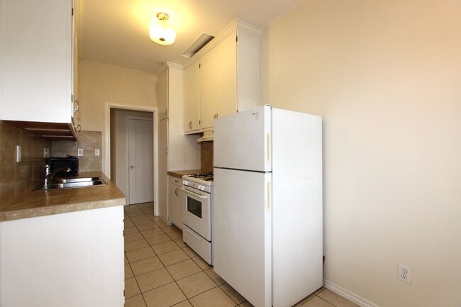 Photo - Gorgeous 2 bedroom 1 bathroom downstairs apartment available May 1, 2026 Unit 3068 Columbia Street